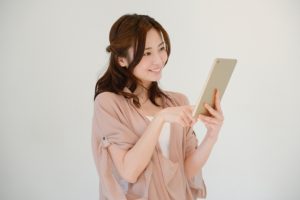 女性タブレット画像