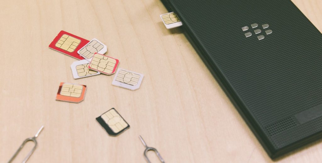 SIMカードが反応しない!? 水没iPhone SEの復活劇