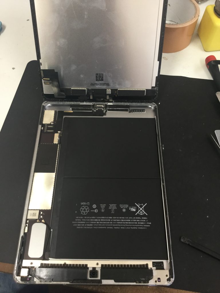 ガラスパネルを開口したiPad Air 2の内部