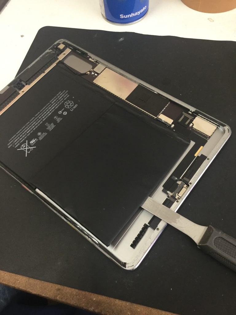 パネルを外したiPad Air 2の内部全体