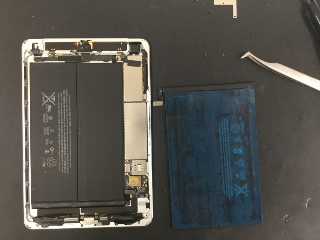 新しいバッテリーを取り付けたiPad Air 2