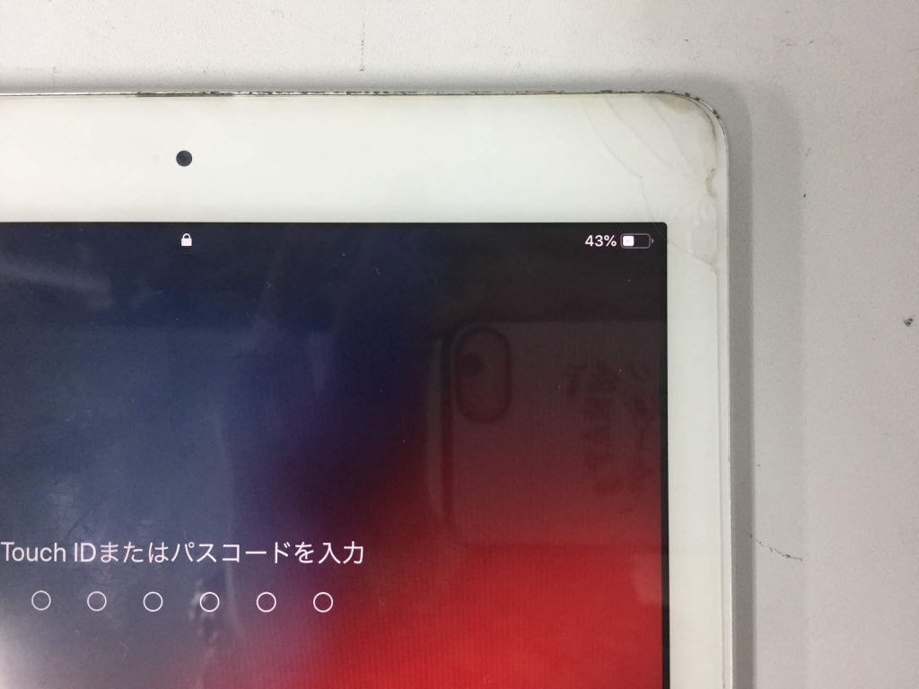 ガラスにヒビが入っているが表示は正常なiPad