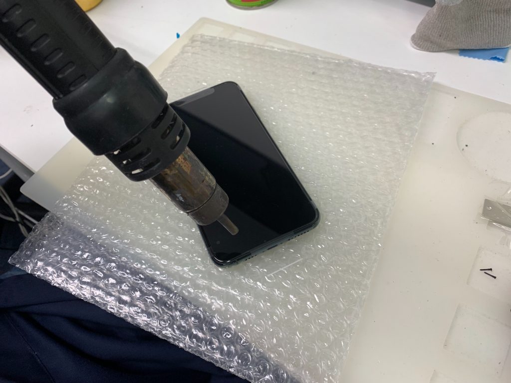 温めて画面を開けやすくする