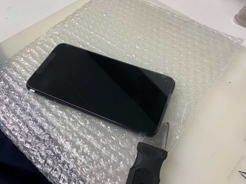 パネルを慎重に開く