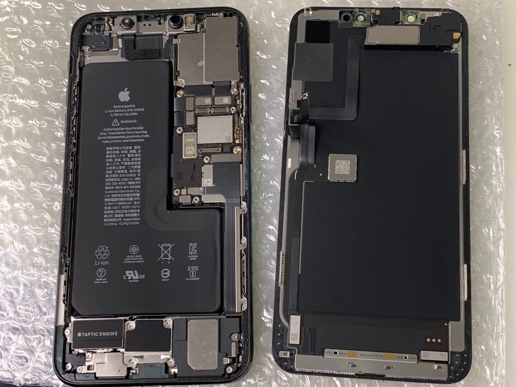 iPhone11ProMaxの本体とパネル