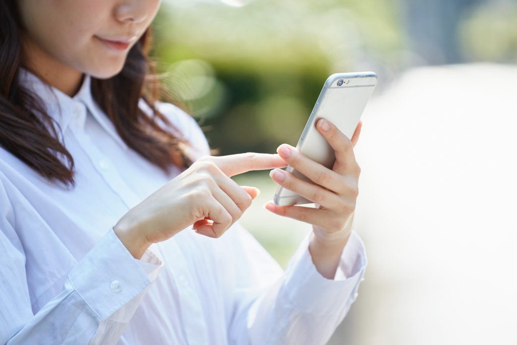 iPhoneを起動する女性