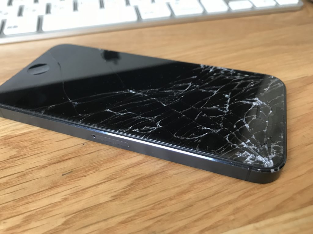 蜘蛛の巣状に割れたiPhone