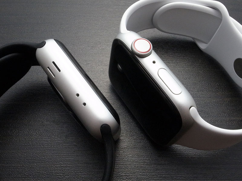 Apple Watch本体の横にある小さい穴はリセット用？