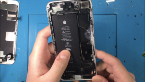 水没の恐怖、川に浸かったiPhone8