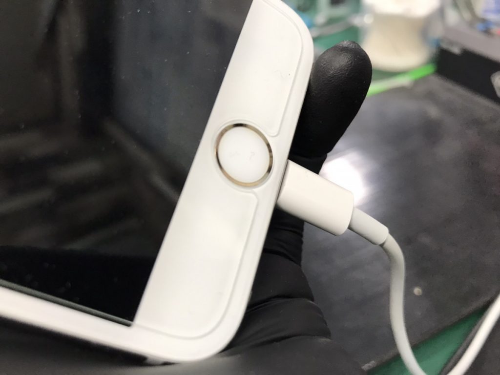 iPhone、充電方法を間違えると大変なことに。