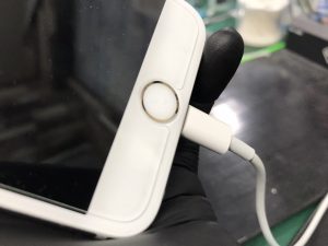 iPhone、充電方法を間違えると大変なことに。