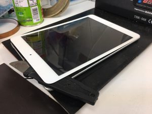 iPadは曲げない努力が必要です。とにかく曲げないで下さい。