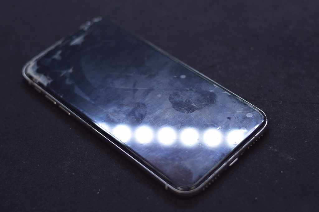 歩きスマホが大好き！なあなたへ送る、iPhoneを落としたときに起こりうるトラブル