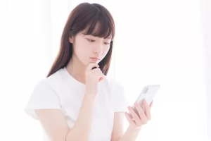 iPhoneを持ち上げるだけで画面がついていませんか？