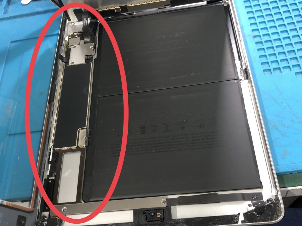 映像信号が出ていないと判明したiPadのロジックボード周辺