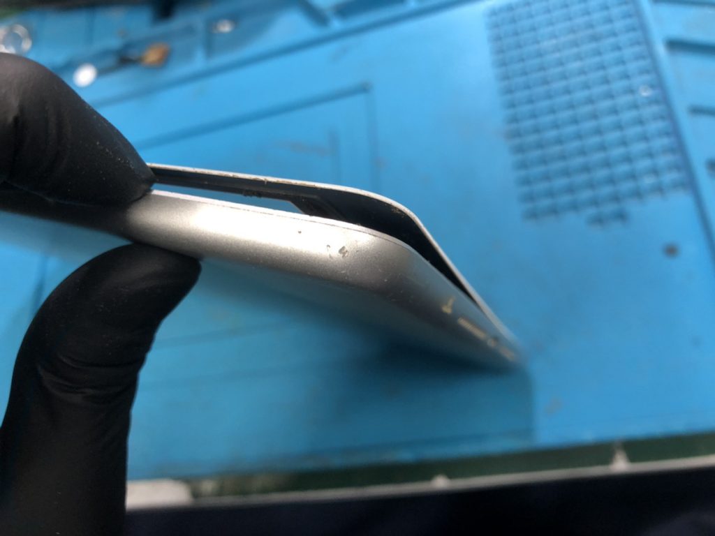 iPadのガラスパネルを温めながら開口する作業