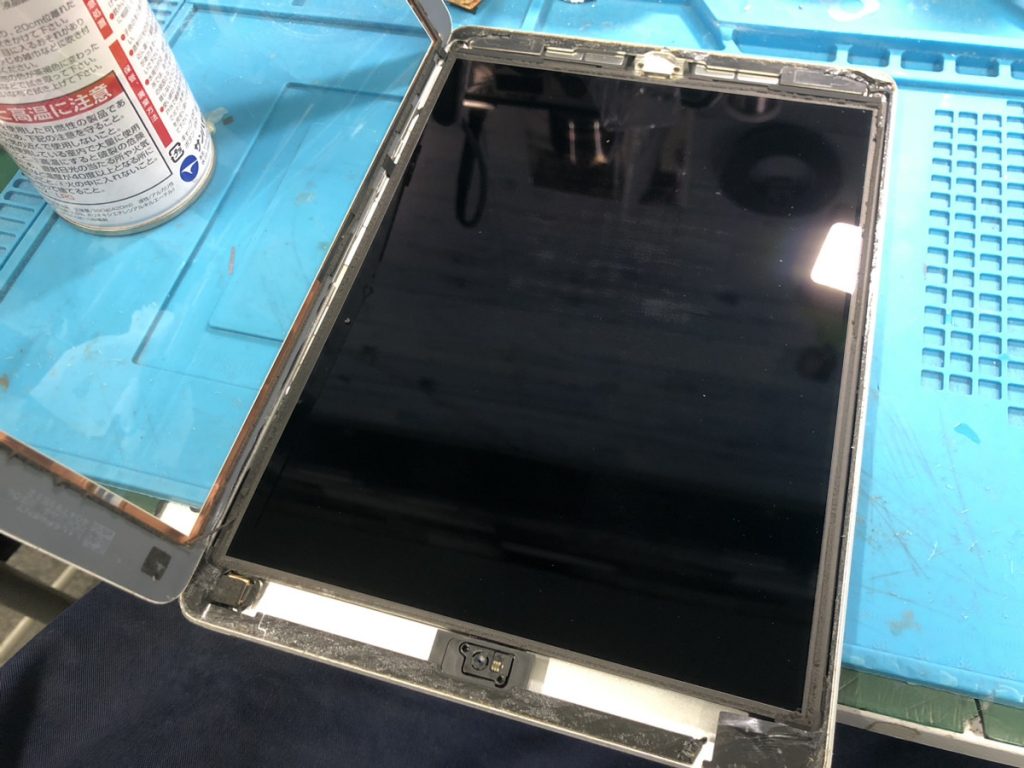 ガラスパネルを開いたiPad内部の液晶画面