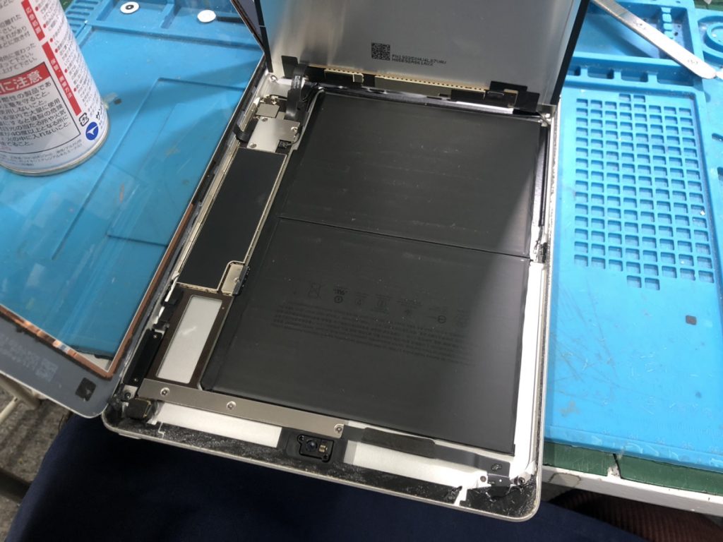 液晶を半開きにして現れたiPadのバッテリーと電子基板