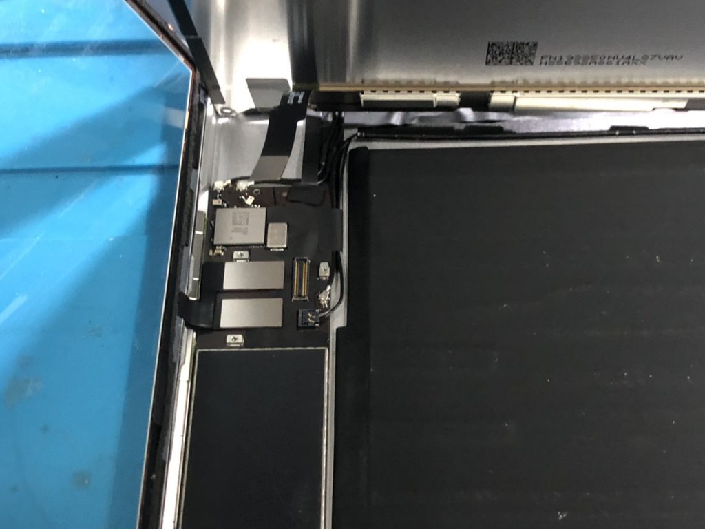 バッテリーの導通を切ってから液晶を取り外す作業