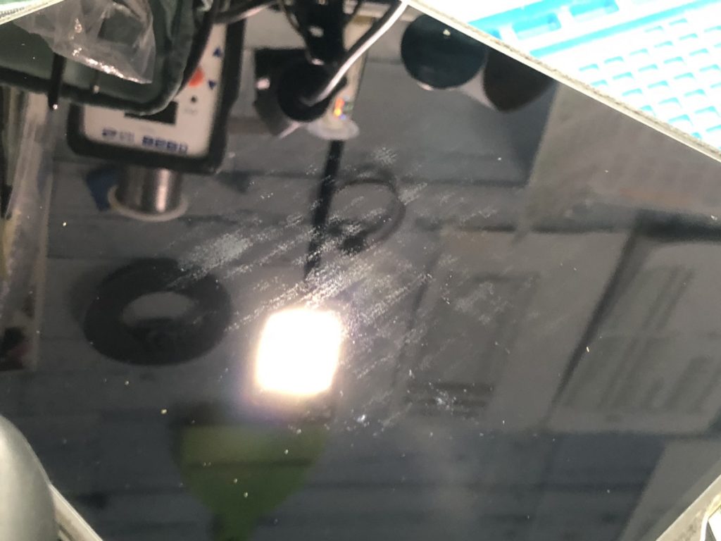 取り外したiPadの液晶表面に残る接触痕