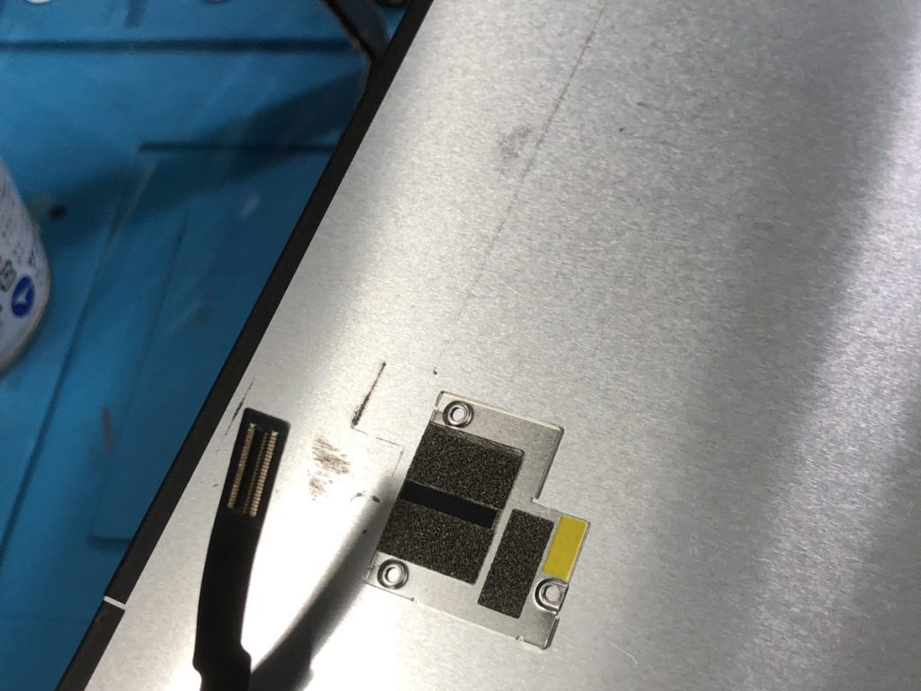 液晶パネル裏面に確認できた擦れの痕