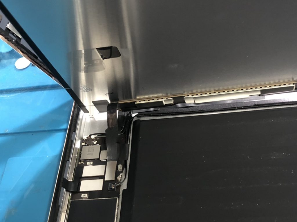 新しい液晶パネルを仮付けして動作確認する様子