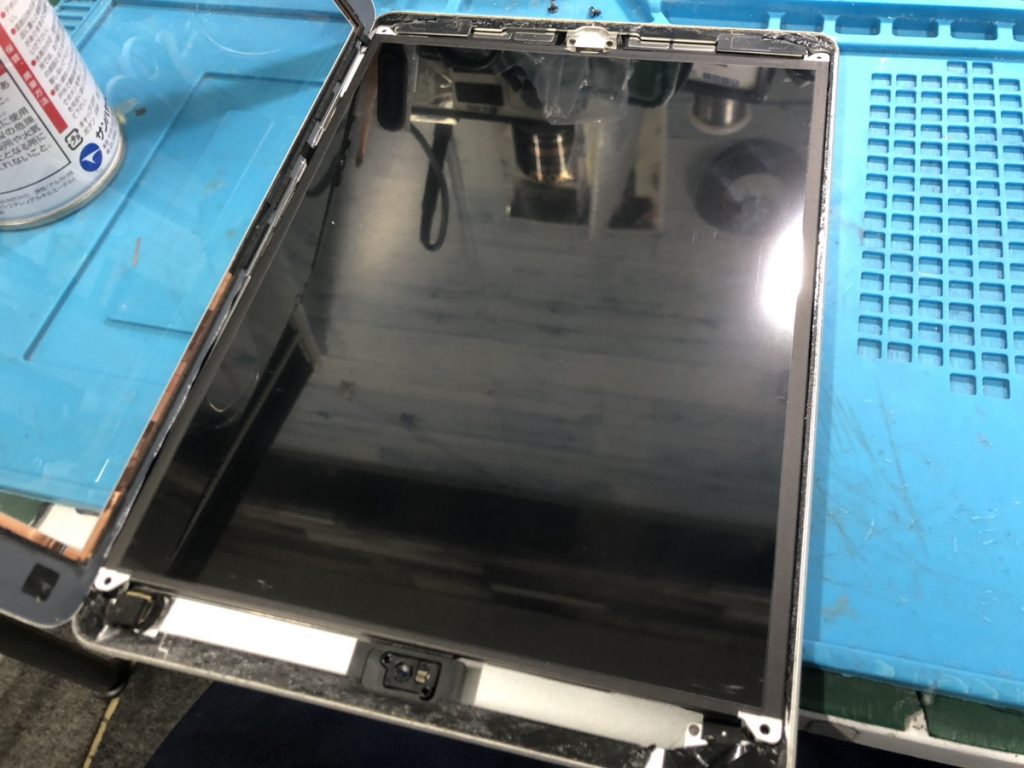 コネクタを接続して電源を入れる直前のiPad