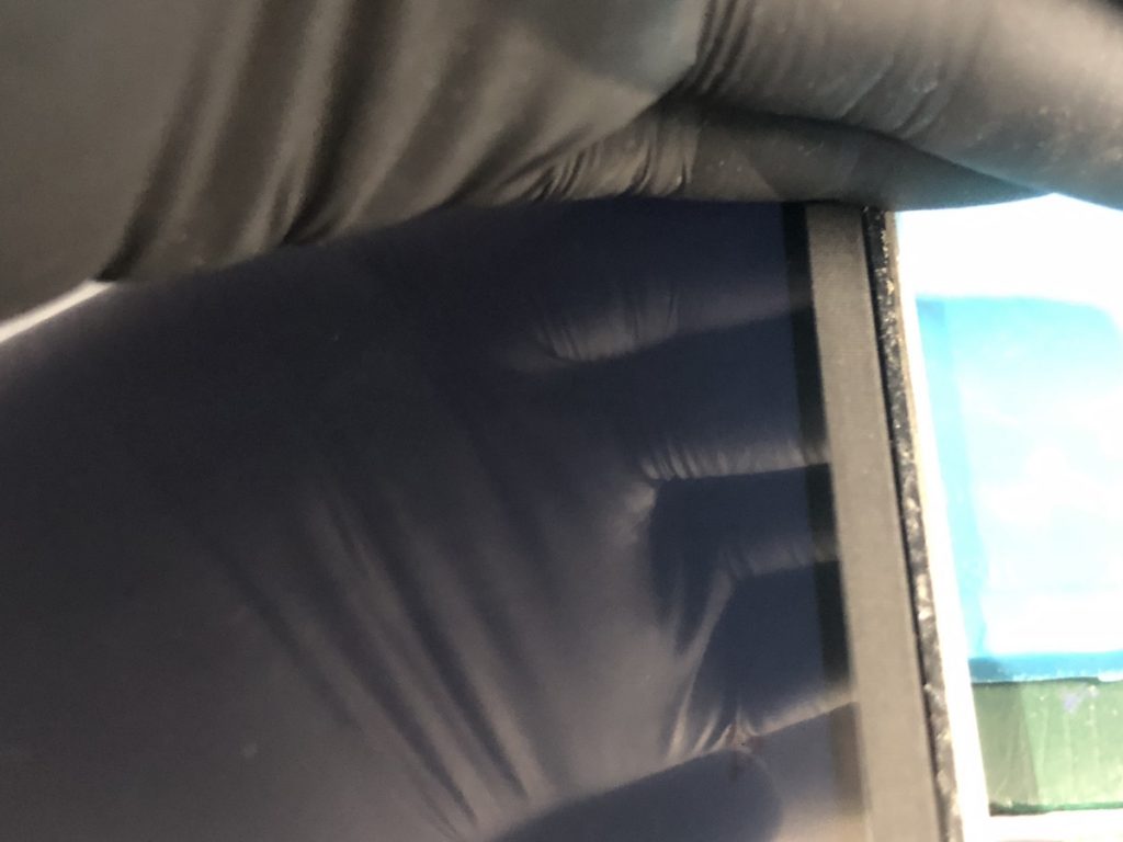 バックライトだけが薄く光るiPadの画面