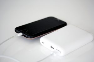「破裂、発火、爆発にご注意ください！真夏にモバイルバッテリーを安全に使用する方法」