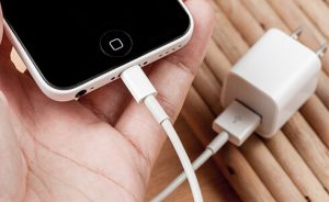 暑い時期にはiPhoneの充電方法にも要注意！！
