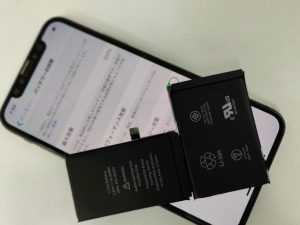 iPhoneのバッテリーが膨張したら？画面浮きの危険と正しい対処法