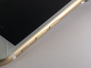iPhoneのボタンが反応しない、その原因は…？意外な原因から、よくある原因まで解説します。