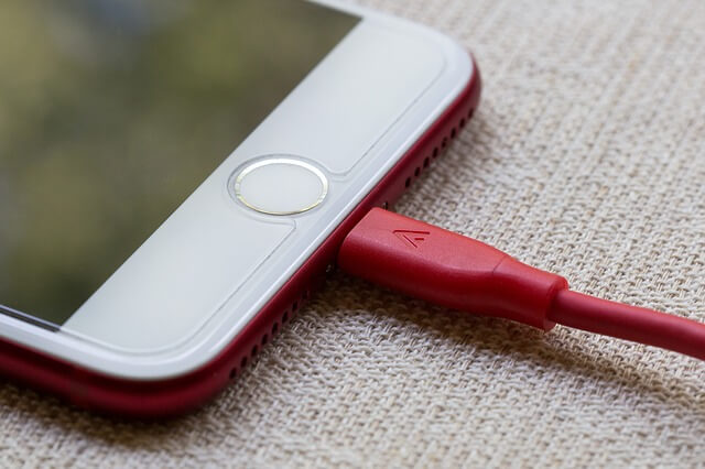 意外と簡単？iPhoneケーブルが刺さらない問題を解決するプロのコツ
