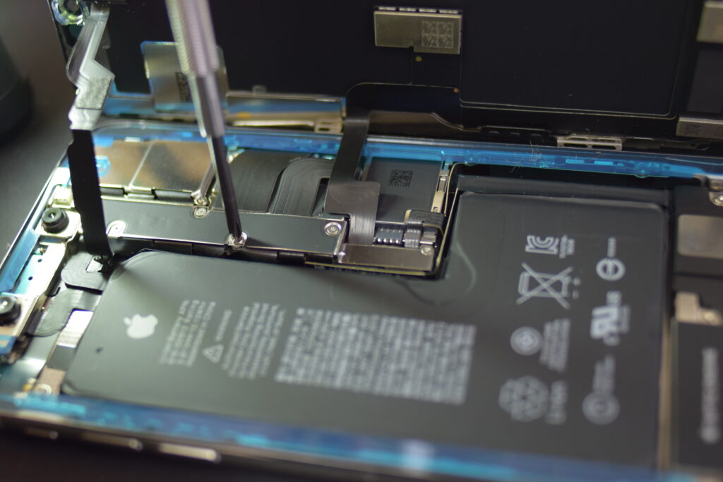 iPhoneが熱い・発熱する原因と対処法｜左側が熱いのは基板かも
