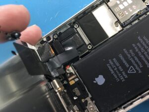 iPhoneの水没マーク（LCI）はどこ？見方と赤くなった時の対処