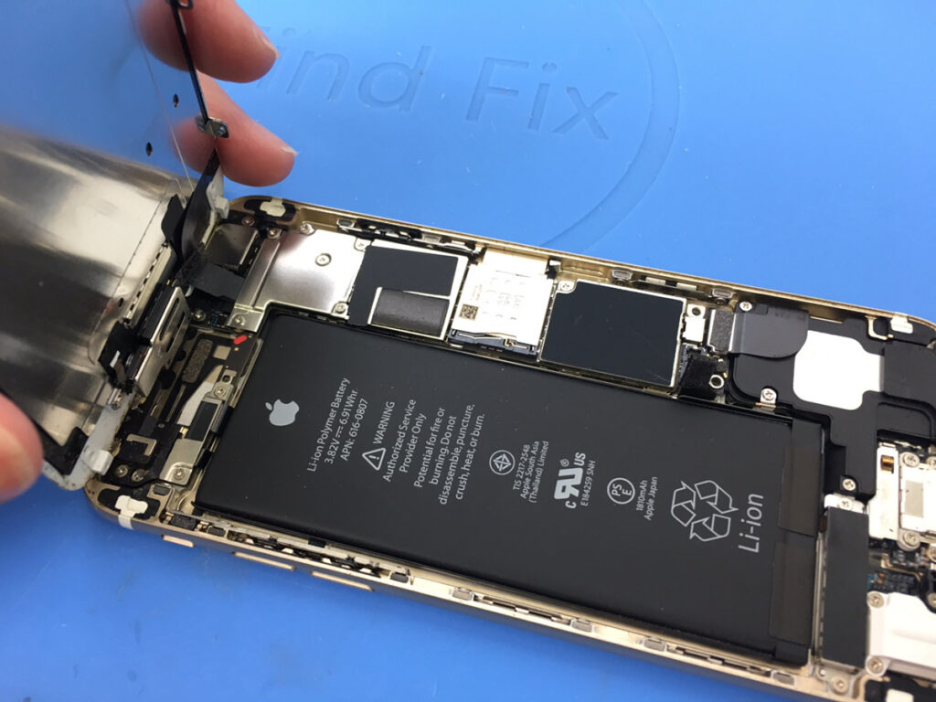 水没したiPhoneの内部点検