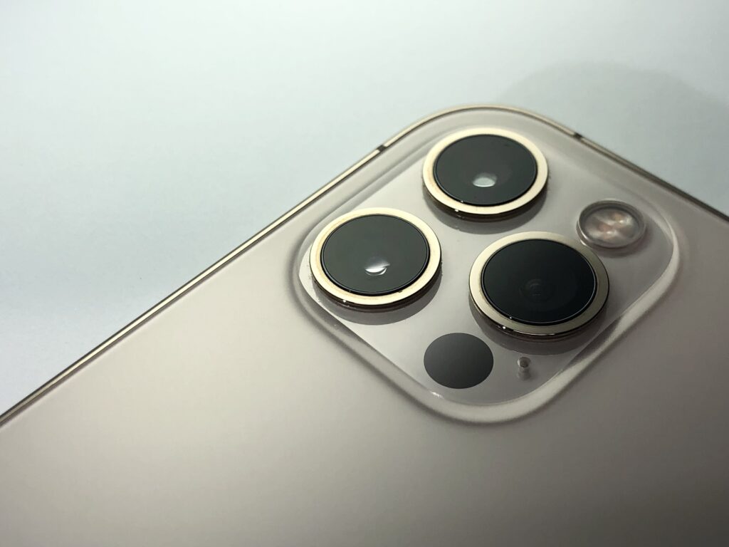 iPhoneカメラが急にぼやける・白く曇る原因と対処法