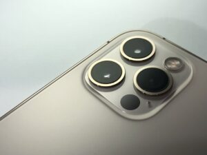 iPhoneカメラが急にぼやける・白く曇る原因と対処法